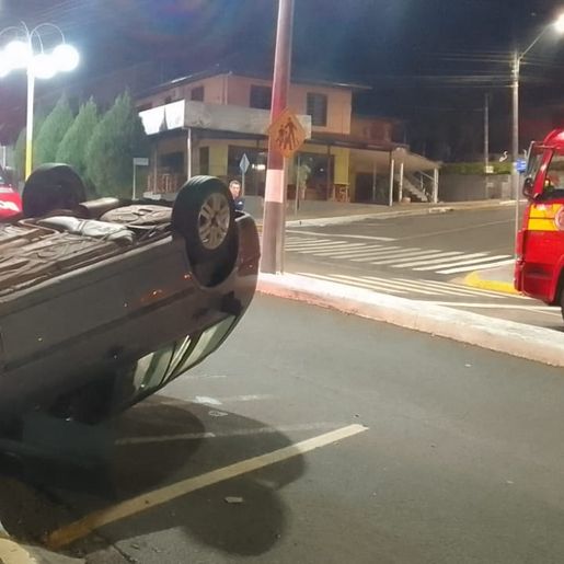 Capotamento no centro de Descanso deixa motorista ferido