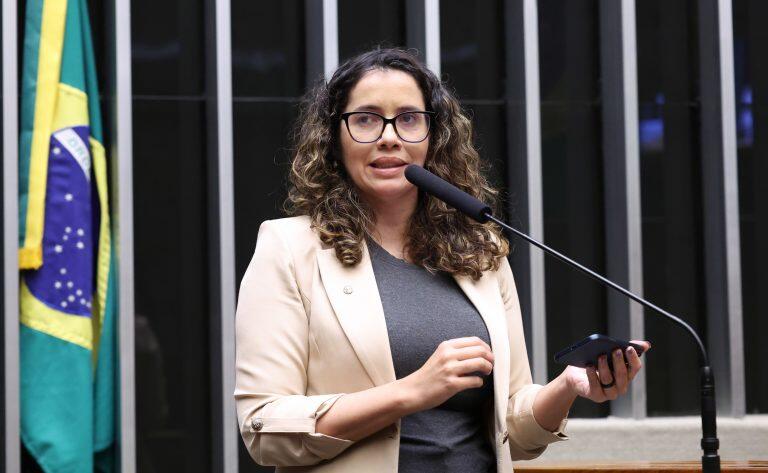 Câmara aprova licença de até 14 dias para pais cuidarem de filhos doentes