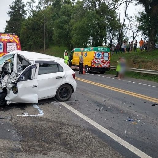 Três pessoas morrem após colisão entre carro e caminhão em SC