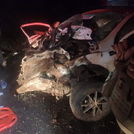 Carro em fuga da PM colide em poste e cai de ribanceira em SC