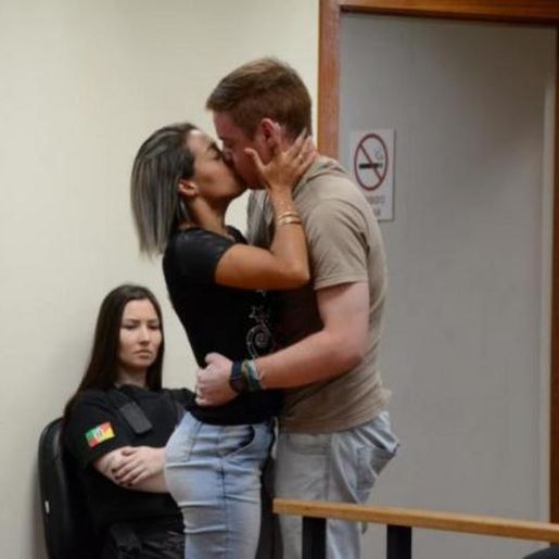 Vítima beija réu antes de condenação por tentar matá-la no RS