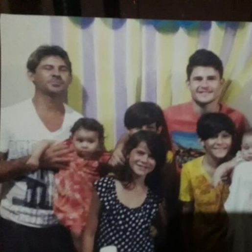 Pai solo perde esposa no parto, enfrenta depressão, mas não desiste dos 7 filhos