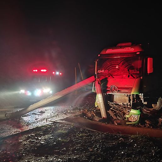 Carreta saí da pista e colide com postes na BR 163, em Dionísio Cerqueira