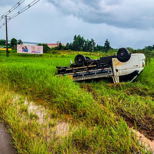 Após aquaplanagem, motorista perde controle da direção e capota veículo