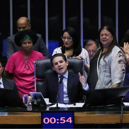 Câmara dos Deputados aprova licença menstrual de até 2 dias