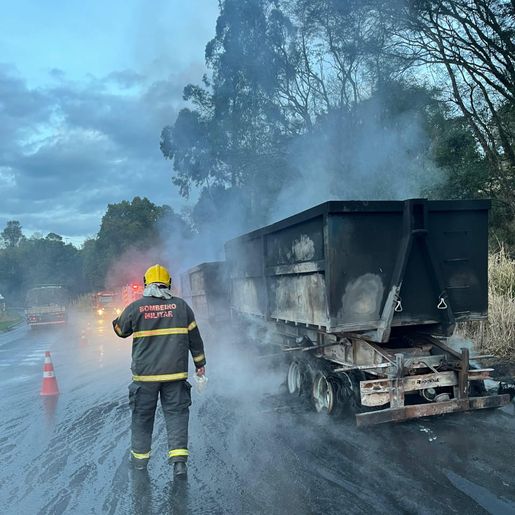 Caminhão carregado com entulho pega fogo na SC-157