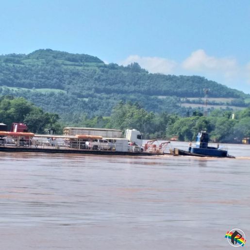 Retomada travessia da balsa no Rio Uruguai em Itapiranga