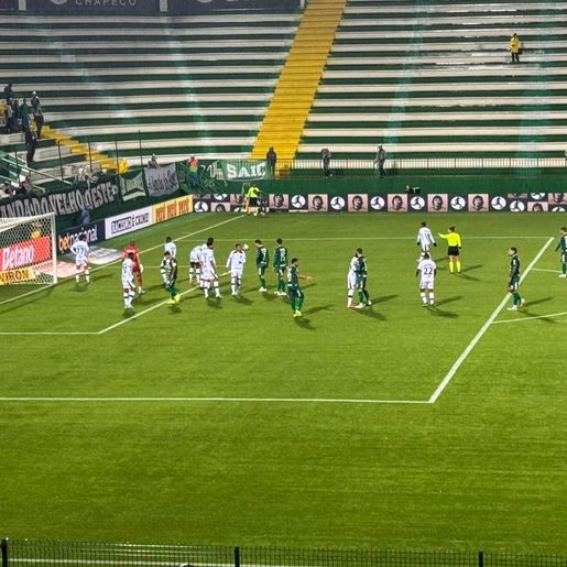 Chapecoense goleia o Amazonas por 4 a 0 e sobe na tabela da Série B