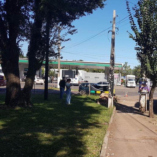 Caminhão carregado de madeira quebra no centro de Itapiranga