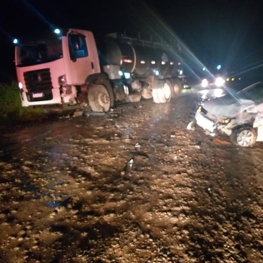 Idoso fica ferido em colisão entre carro e caminhão no interior de Itapiranga