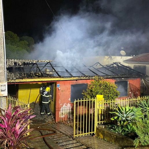 Residência é consumida pelas chamas em Dionísio Cerqueira