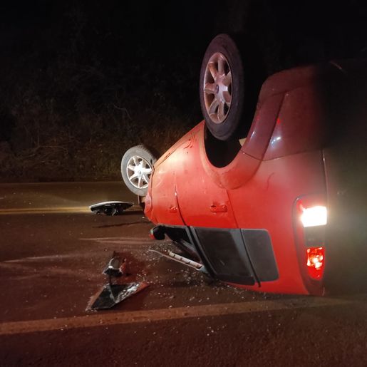 Motorista colide em carro estacionado, capota veículo e foge a pé