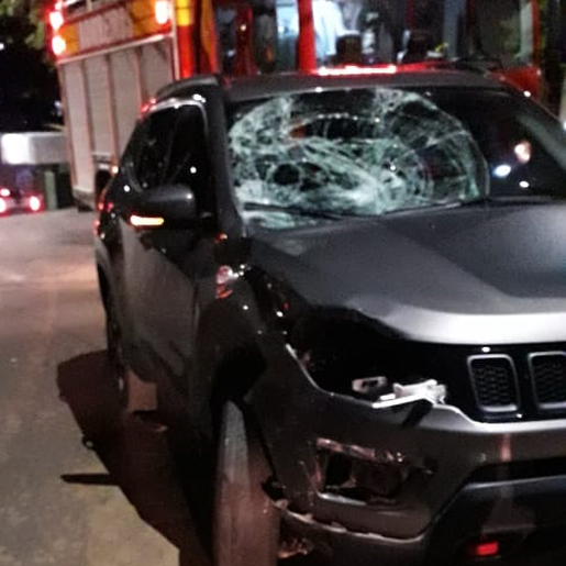 Colisão entre carro e moto deixa homem gravemente ferido