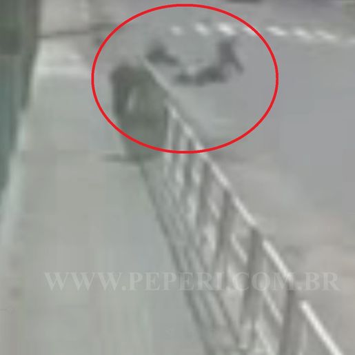 Colisão grave entre motos deixa dois feridos na Willy Barth; vídeo