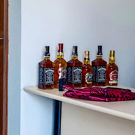 PM prende mulher em flagrante após furtar bebidas em supermercado de SMOeste