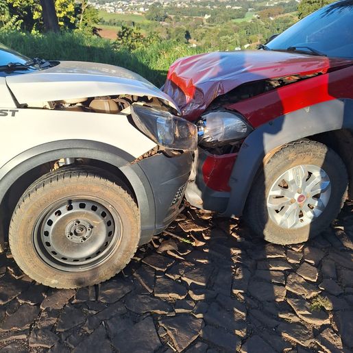 Colisão causa danos em veículos no interior de São José do Cedro