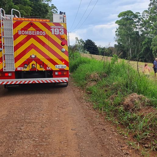 Duas pessoas ficam feridas em saída de pista em São José do Cedro