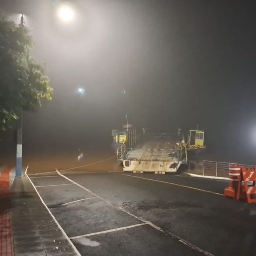 Travessia de balsa no Rio Uruguai é interrompida, em Mondaí