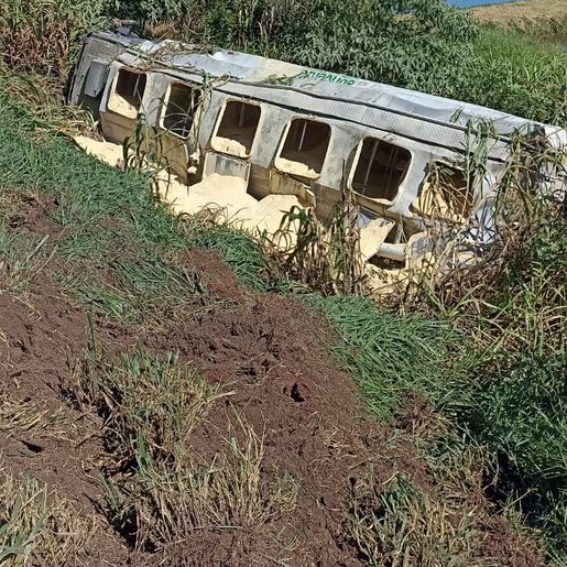 Caminhão sai da pista e capota à s margens da BR 158, em Maravilha
