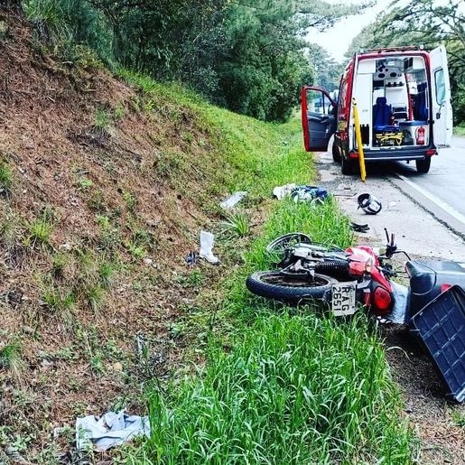 Motociclista tem perna amputada após colidir em caminhão no Oeste de SC