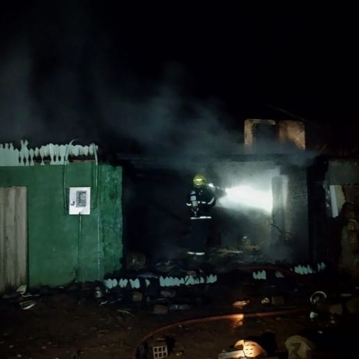 Residência é totalmente destruída por incêndio no interior de Iporã do Oeste