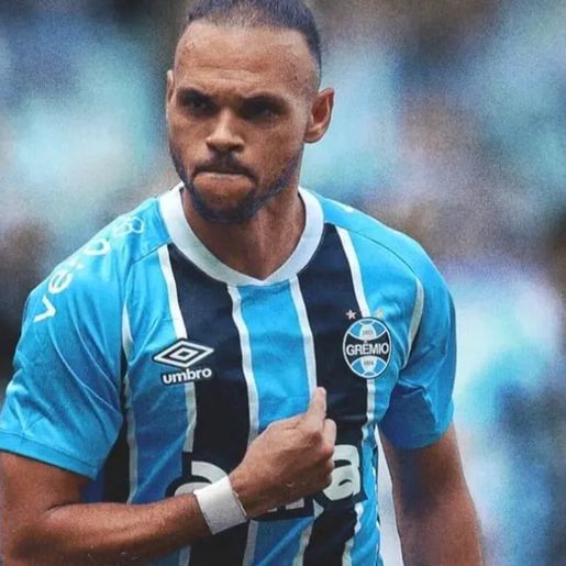 Grêmio marca de pênalti, vence o Bahia em casa e deixa o Z4 do Brasileirão