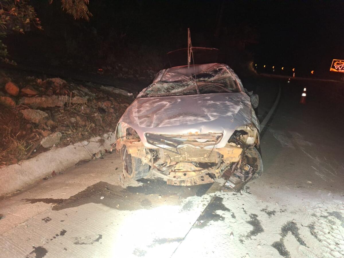 Mulher perde controle da direção e capota veículo em Pinhalzinho