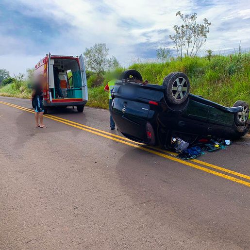 Mulher fica ferida após carro sair da pista e capotar na SC-492 em Barra Bonita