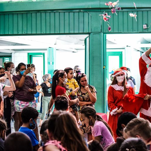 Crianças recebem presentes do Natal Solidário em São Miguel do Oeste