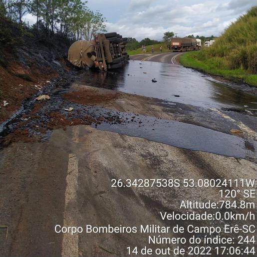 Caminhão carregado de pixe tomba na PR-180