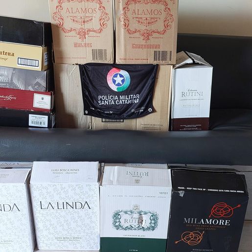 Polícia apreende R$ 14 mil em vinhos e azeite de oliva contrabandeados na BR-158, em Cunha Porã