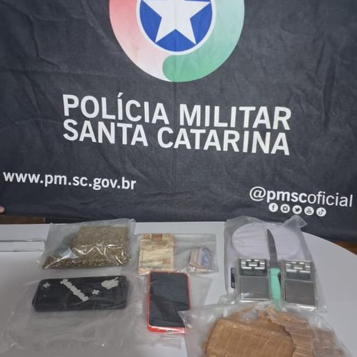 Polícia Militar apreende drogas e prende três em Dionísio Cerqueira