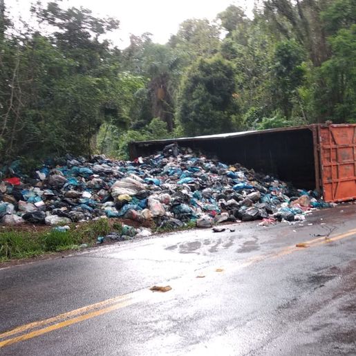 Duas pessoas ficam feridas em tombamento de caminhão em Guaraciaba