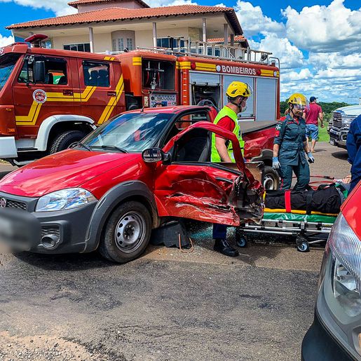 Idoso fica ferido em colisão lateral na Avenida Willy Barth