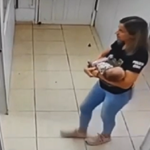 Policial embala bebê enquanto mãe, vítima de violência, é atendida; Veja