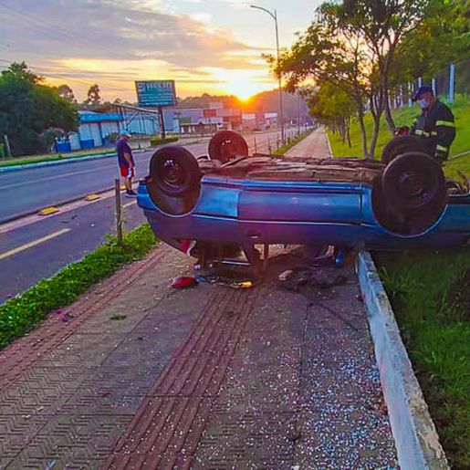 Capotamento seguido de choque em poste deixa dois feridos em SMOeste