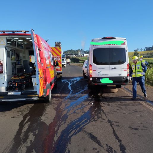 Van da Saúde de Palma Sola se envolve em grave acidente na BR-282