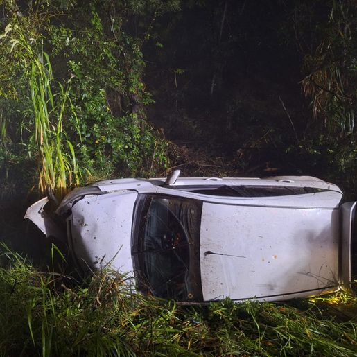 Saída de pista seguida de capotamento em ribanceira é registrada em SJCedro