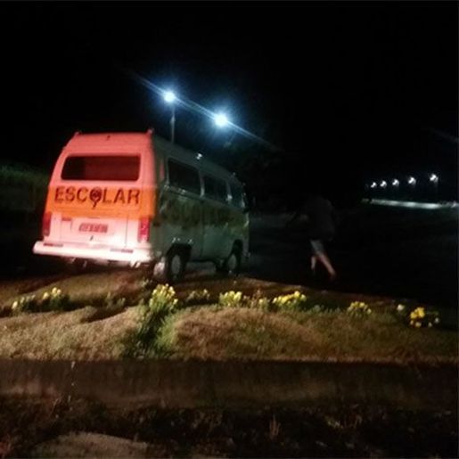 Jovem furta Kombi, bate em canteiro na fuga e acaba preso