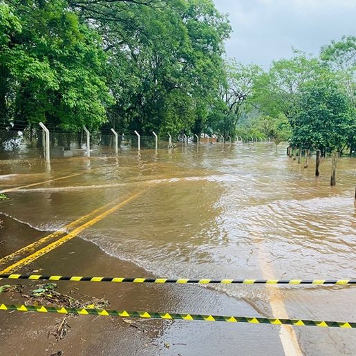 Vídeo: Ponte na ITG 070 em Itapiranga fica submersa e passagem é interrompida