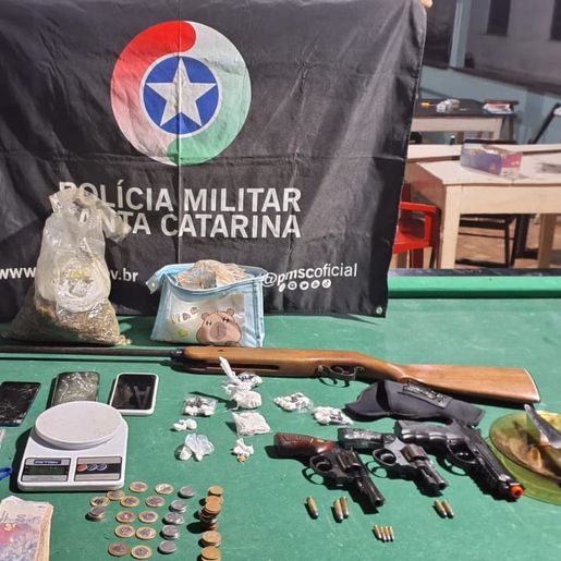 PM prende suspeitos de tráfico em Dionísio Cerqueira com drogas e armas