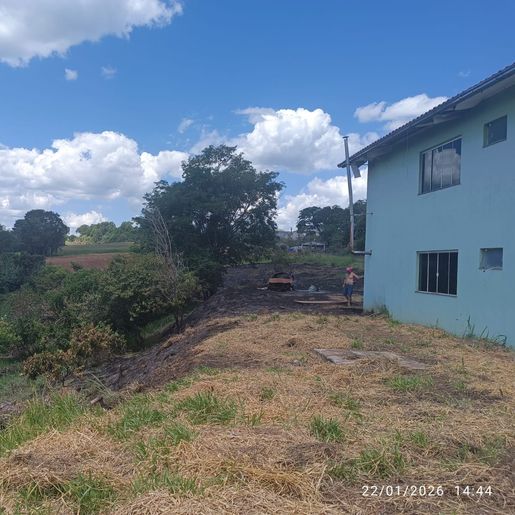Incêndio destrói carro e atinge vegetação em São Miguel do Oeste