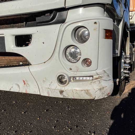 VÍDEO: Carreta passa por cima de moto e motociclista fica levemente ferido