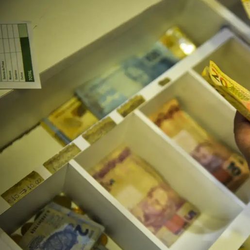 Aposentados e pensionistas começam a receber antecipação do 13º