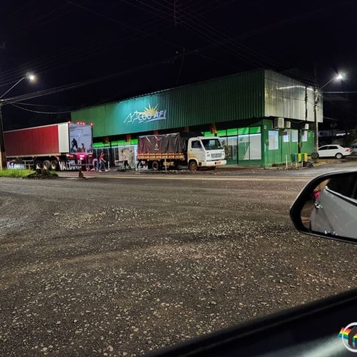 Moradores e comerciantes retiram materiais e pertences devido cheia do Rio Uruguai