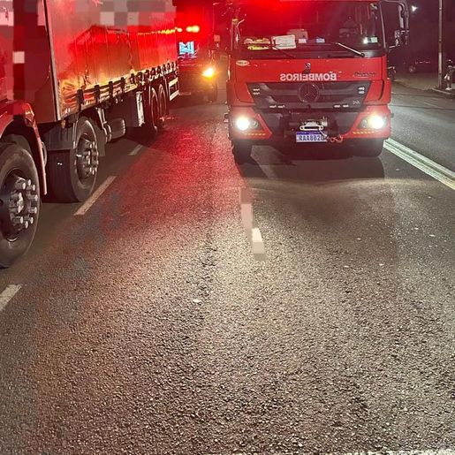 Mulher fica ferida em colisão entre caminhão e motocicleta em Maravilha