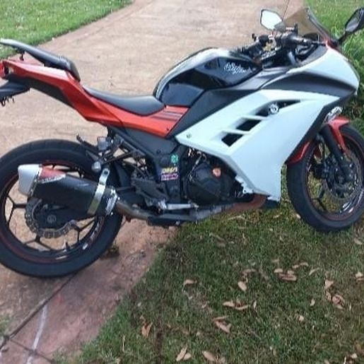 Motociclista foge da PM, cruza sinal vermelho e quase atropela casal em Dionísio Cerqueira