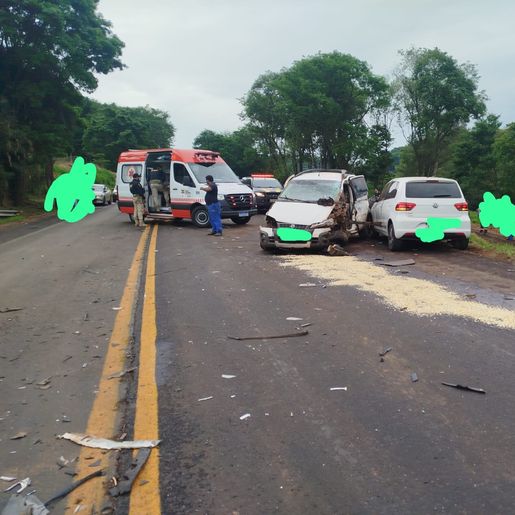 Acidente entre moto, caminhão e três carros deixa um morto na BR 282