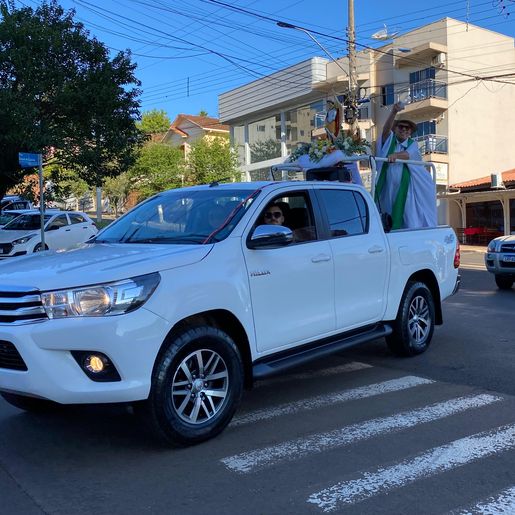 Padre abençoa São Miguel do Oeste em procissão pelo centro e bairros
