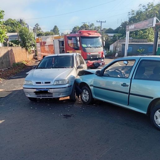 Colisão entre dois carros deixa três feridos em Campo Erê
